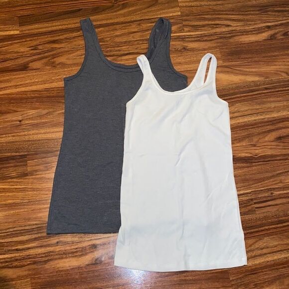 3 for $25 Old Navy and SO Tank Bundle Grey & White Womens - Picture 1 of 7